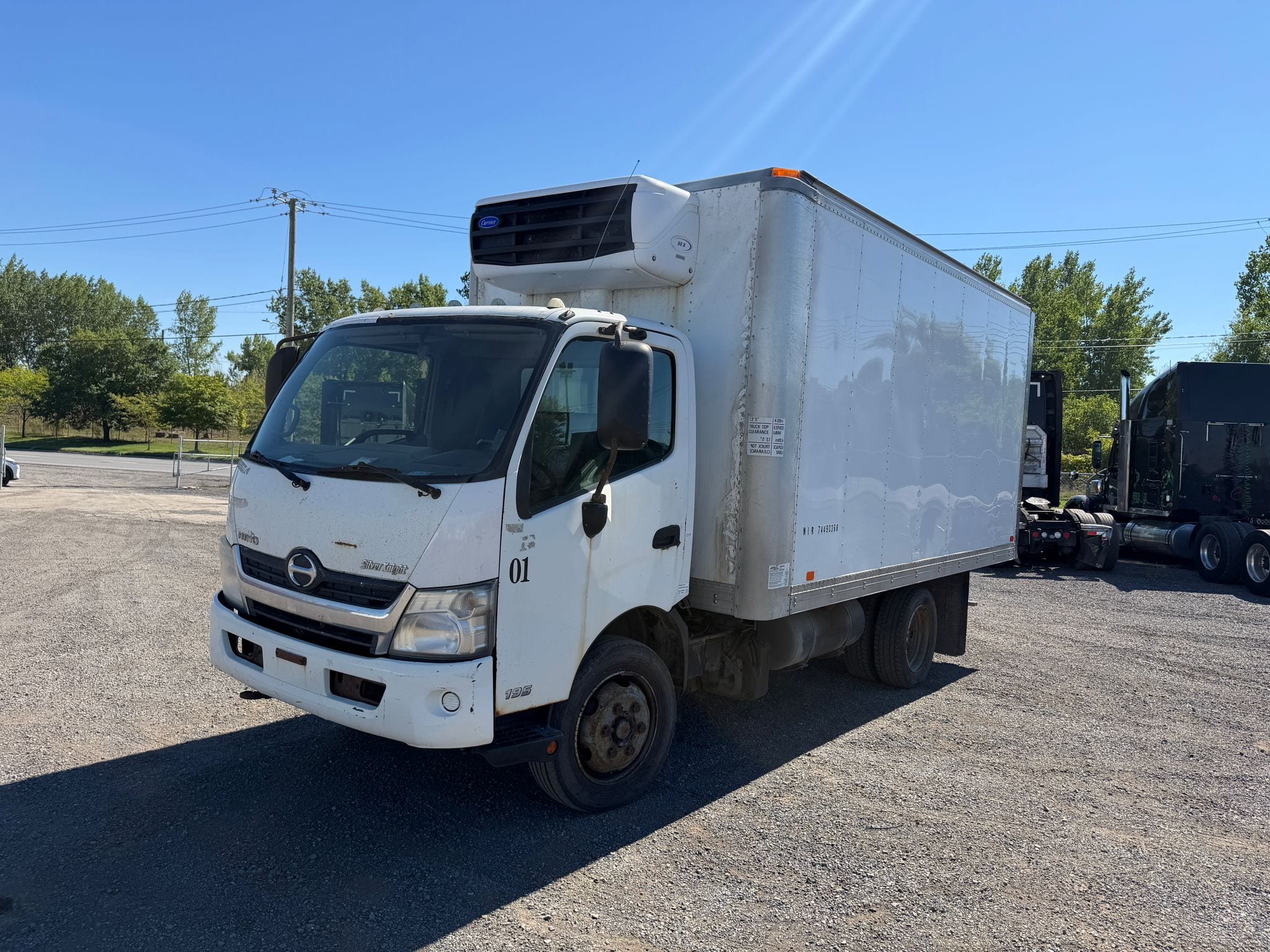 2013 Hino 195 Silver Knight — Réfrigéré 15 pieds